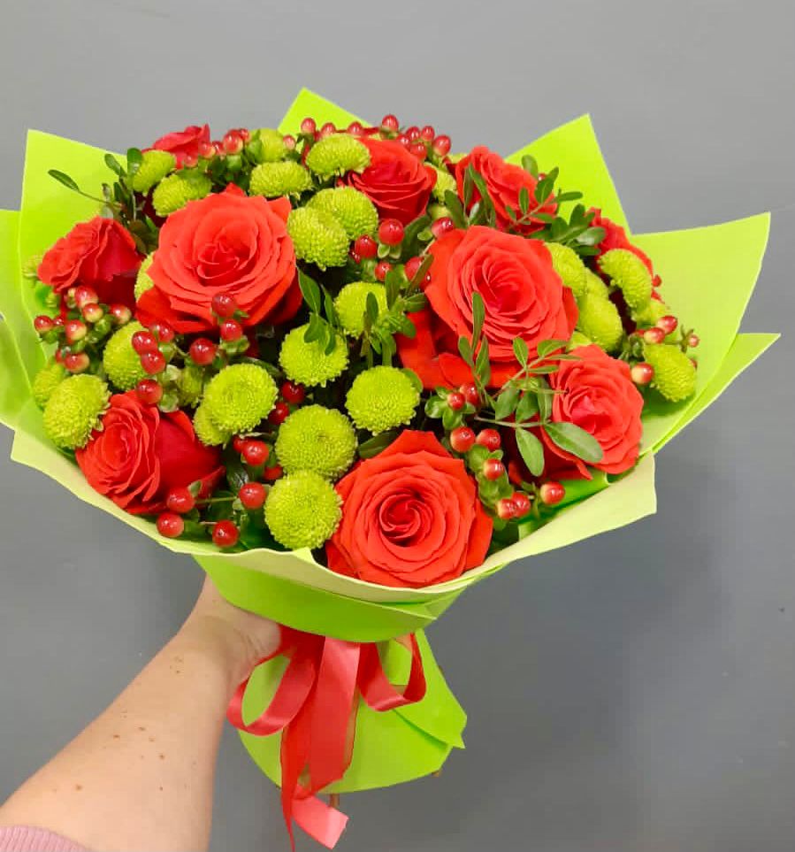 Букет цветов из: Хризантемы и Розы в Красный Луч