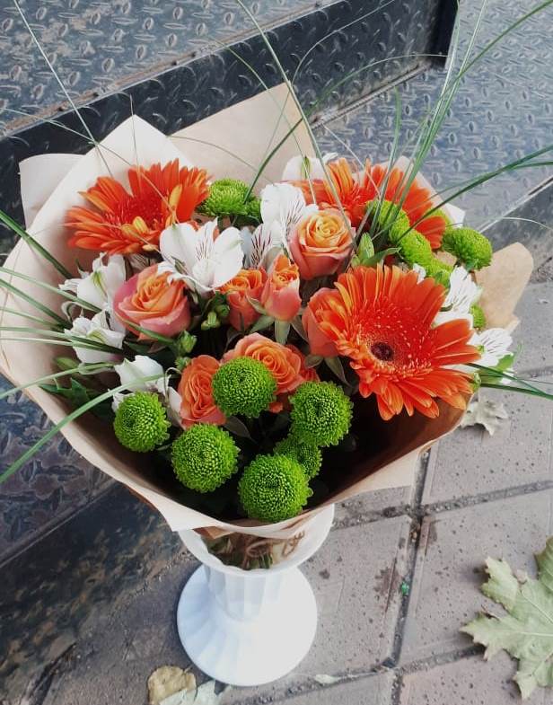 Букет цветов из: Герберы, Хризантемы, Альстромерии и Розы в Красный Луч