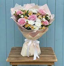 Букет цветов из:  Гвоздики, Орхидеи и Розы в Красный Луч