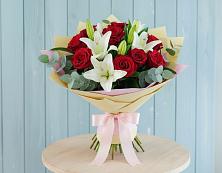 Букет цветов из:  Лилии и Розы в Красный Луч