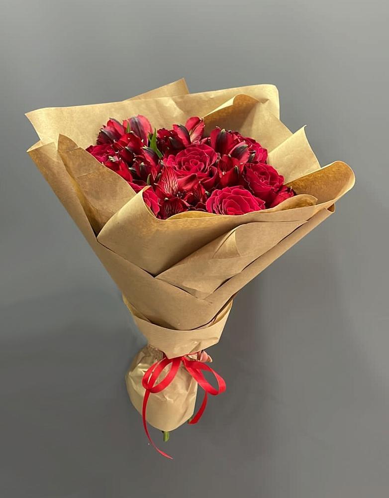 Букет цветов из: Альстромерии и Розы в Красный Луч