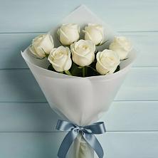 Букет 7 Белых роз Эдлесс Лав в Красный Луч