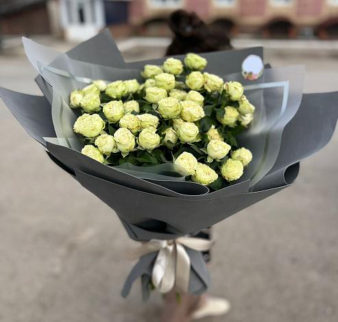 Букет Белые кустовые розы Солинеро в Красный Луч