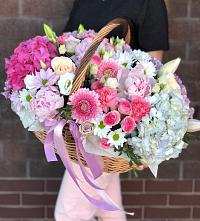 Цветочная композиция из Розы, Хризантемы, Пионы и Лизиантусы в корзине в Красный Луч