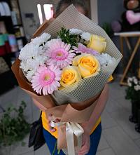 Букет цветов из:  Герберы, Розы и Хризантемы в Красный Луч