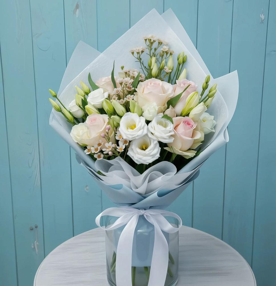 Букет цветов из: Розы и Лизиантусы в Красный Луч