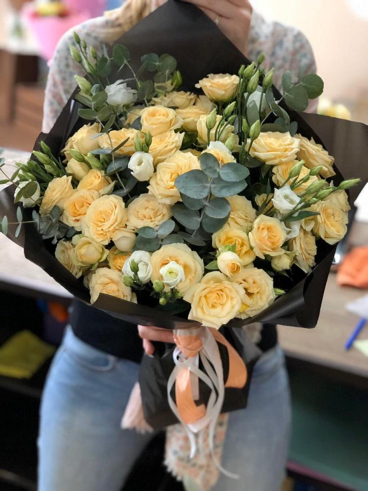 Букет цветов из: Розы и Лизиантусы в Красный Луч