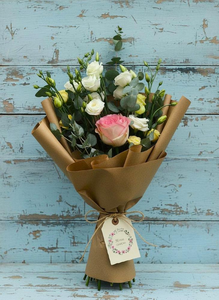 Букет цветов из: Розы и Лизиантусы в Красный Луч