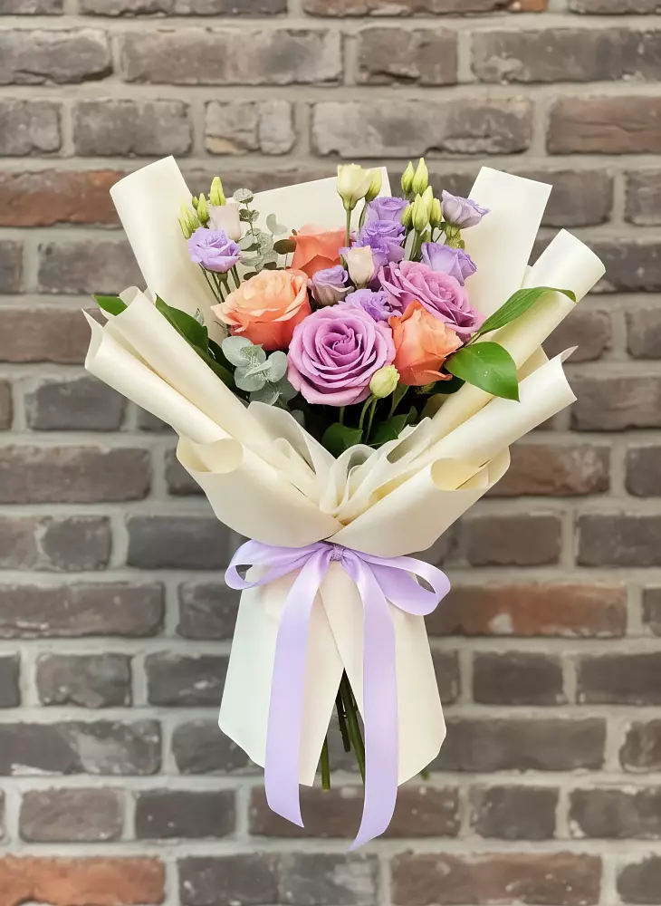 Букет цветов из: Лизиантусы и Розы в Красный Луч