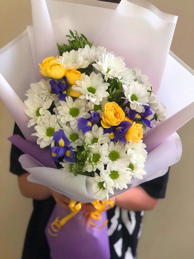 Букет цветов из: Ирисы, Хризантемы и Розы в Красный Луч