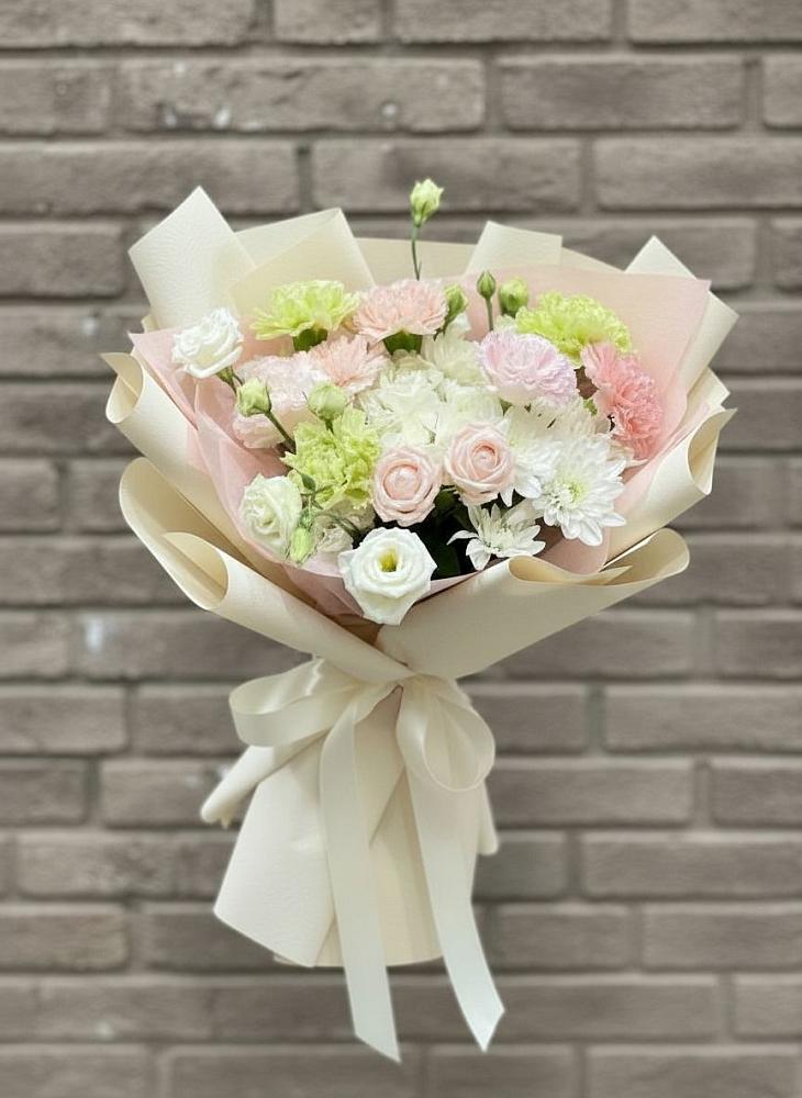 Букет цветов из: Гвоздики, Розы, Лизиантусы и Хризантемы в Красный Луч