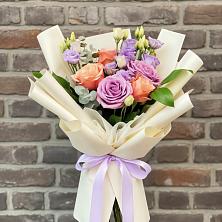 Букет цветов из:  Лизиантусы и Розы в Красный Луч