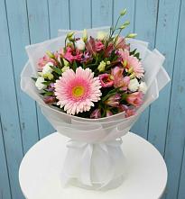 Букет цветов из:  Герберы, Альстромерии и Лизиантусы #REPLACE_PRED# Красный Луч