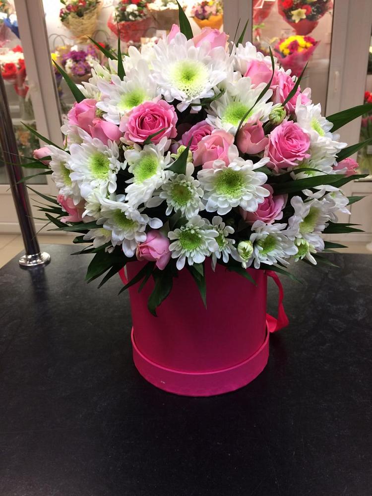 Цветочная композиция из Розы и Хризантемы в шляпной коробке в Красный Луч