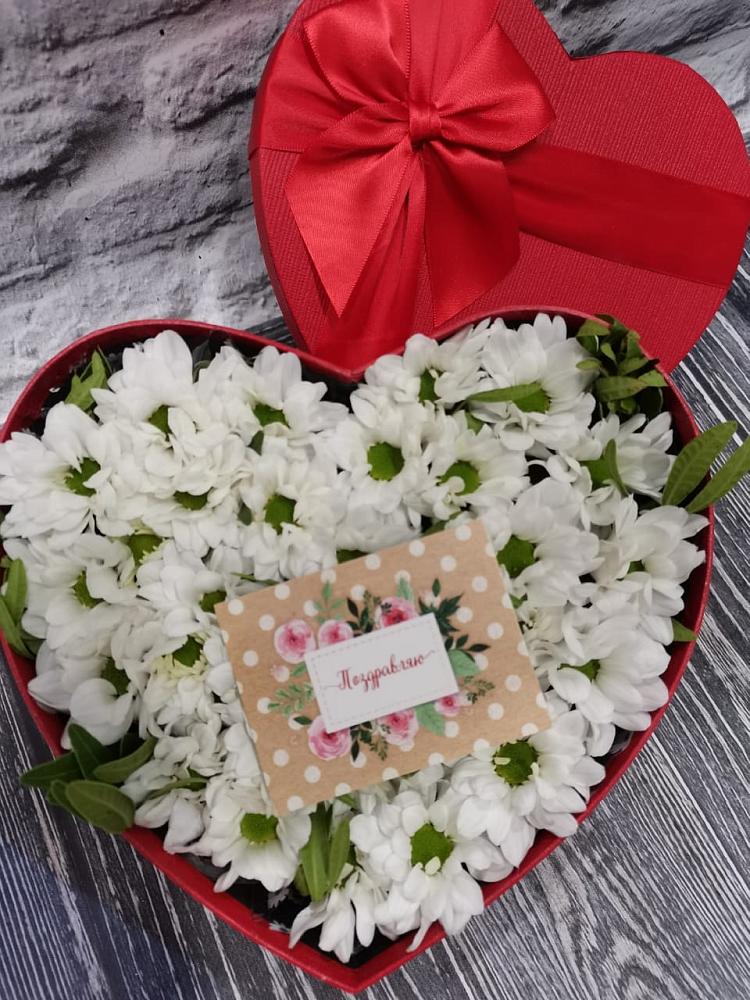 Цветочная композиция из Хризантемы в виде сердца в Красный Луч