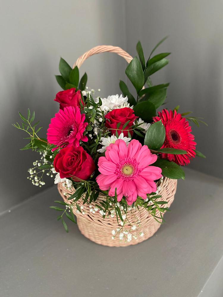 Цветочная композиция из Розы, Хризантемы и Герберы в корзине в Красный Луч