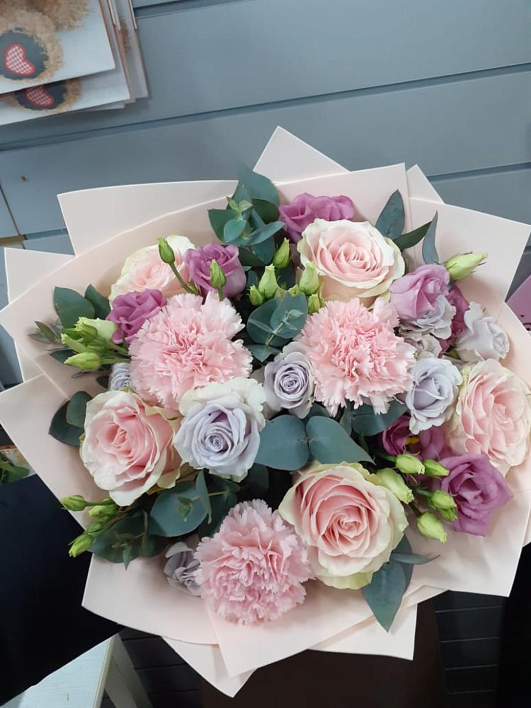 Букет цветов из: Розы, Гвоздики и Лизиантусы в Красный Луч