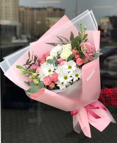Букет цветов из: Розы, Лизиантусы и Хризантемы в Красный Луч