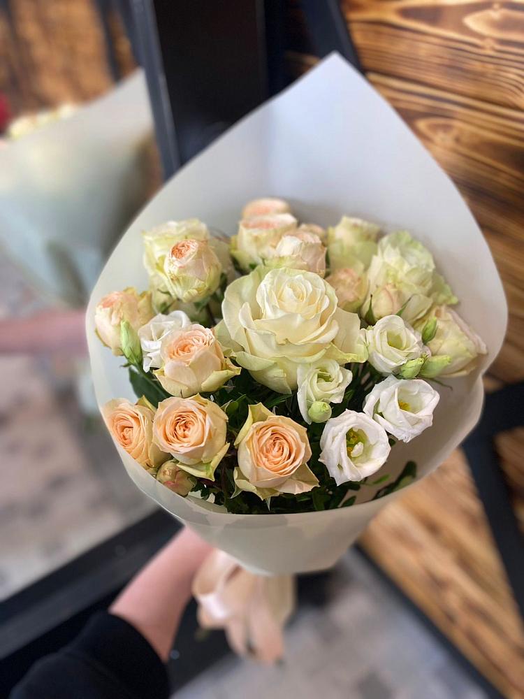 Букет цветов из: Розы и Лизиантусы в Красный Луч